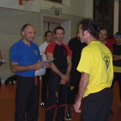 Manuel Tronchin riceve la maglia grigia da assistente per la scuola di Wing Tsun di Mogliano