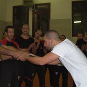 Enzo Vendramini riceve la maglia nera da istruttore per la scuola di Wing Tsun di Oderzo