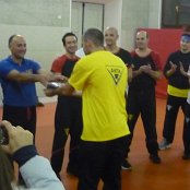 Andrea Centaro riceve la maglia grigia da assistente per la scuola di Wing Tsun di Mogliano