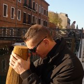 Alessandro Comis alle prese con il pupazzo di legno